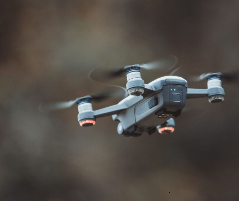 Pompierii au ridicat o dronă deasupra blocului distrus de explozie pentru identificarea victimelor