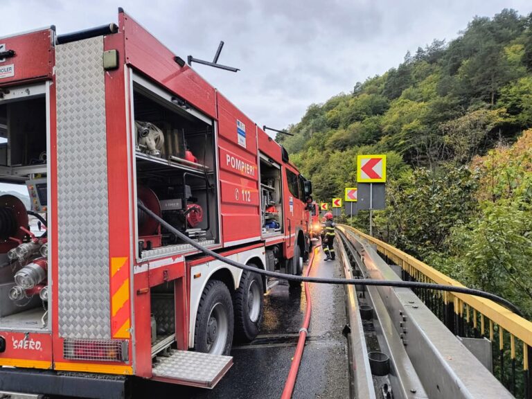 A fost alertă pe Valea Oltului, după ce chiliile Mănăstirii Cozia Veche au luat foc! Pompierii au acționat cu mai multe autospeciale, iar traficul rutier a fost oprit