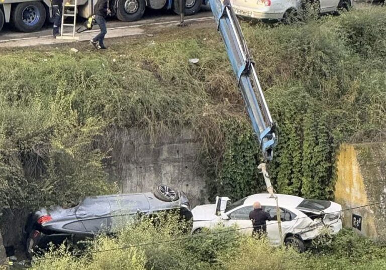 Viteza bat-o vina! A lovit mai multe mașini parcate, iar apoi a ,,plonjat” cu BMW-ul în râu. Șoferul a fugit de la locul accidentului