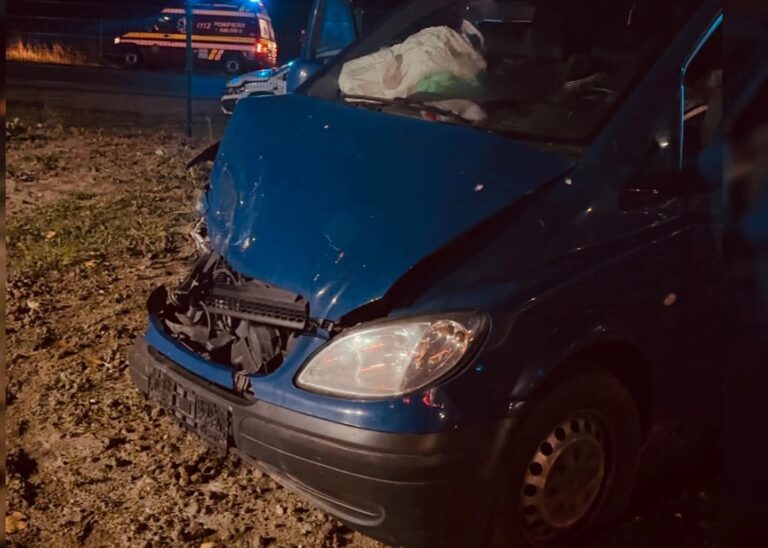 Impact cumplit între un autoturism și o autoutilitară! Un bărbat a fost transportat de urgență la spital pentru îngrijiri medicale