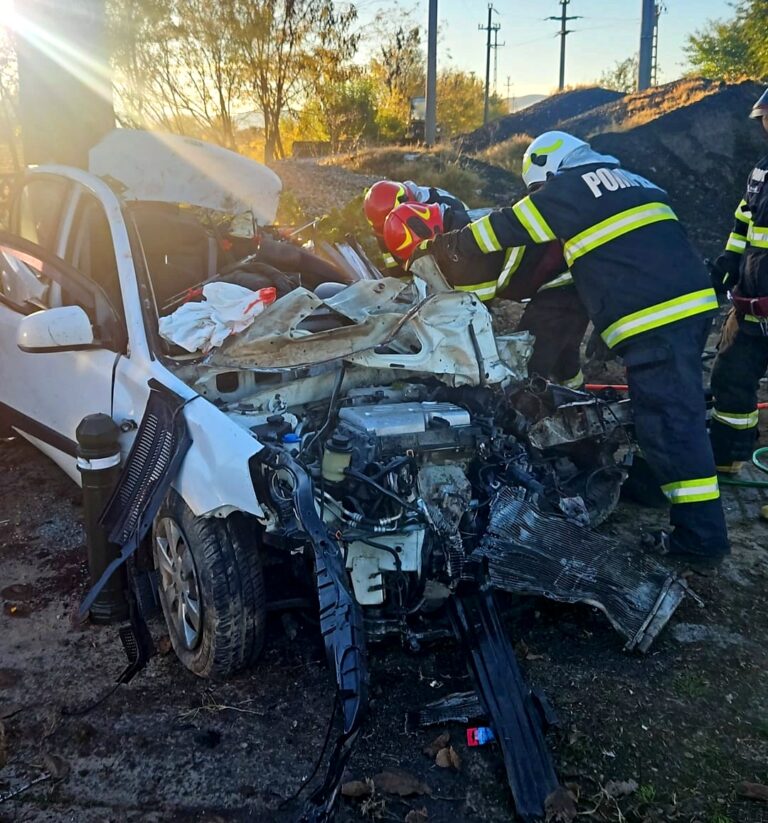 A sfârșit pe loc într-un accident devastator! Mașina în care se afla s-a izbit frontal de un tractor. O altă victimă a fost transportată de urgență la spital