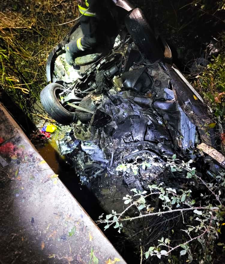 Viață curmată la doar 23 de ani! Un tânăr a murit pe loc după ce s-a răsturnat cu mașina în albia unui pârâu. Bărbatul a fost găsit încarcerat, sub autoturism