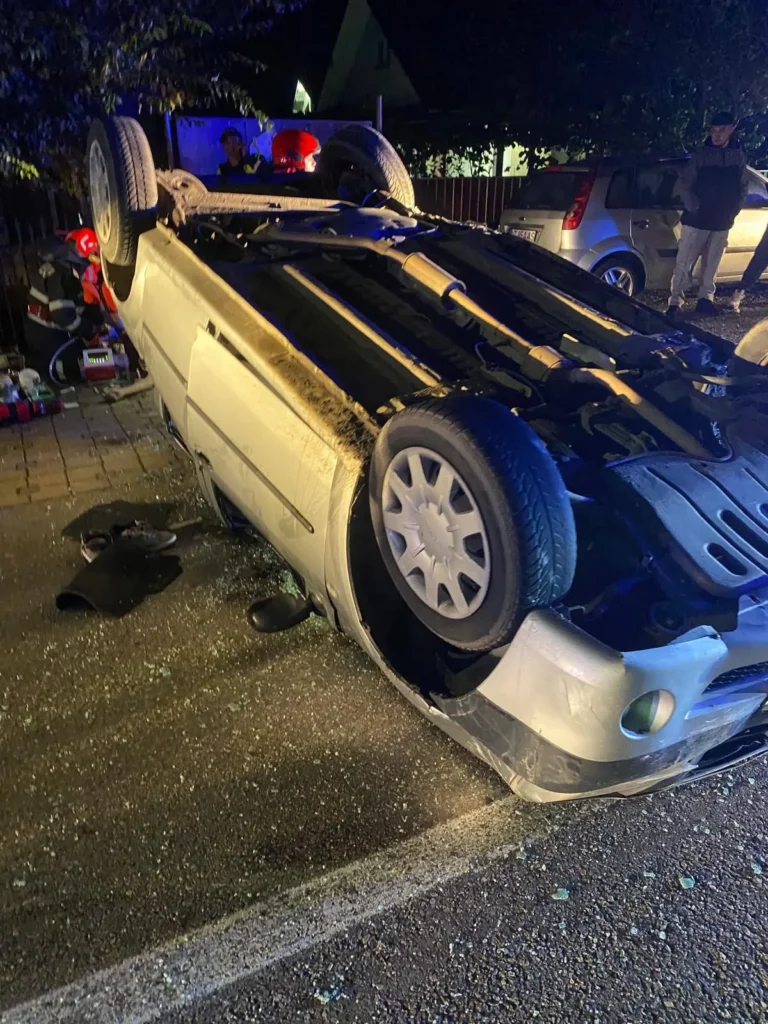 Și-a omorât prietenul după ce s-a urcat beat la volan! Un tânăr de 21 de ani a murit pe loc, iar alte trei victime au fost transportate de urgență la spital. Mașina a ajuns cu roțile în sus după ce a lovit un cap de pod și un autoturism parcat