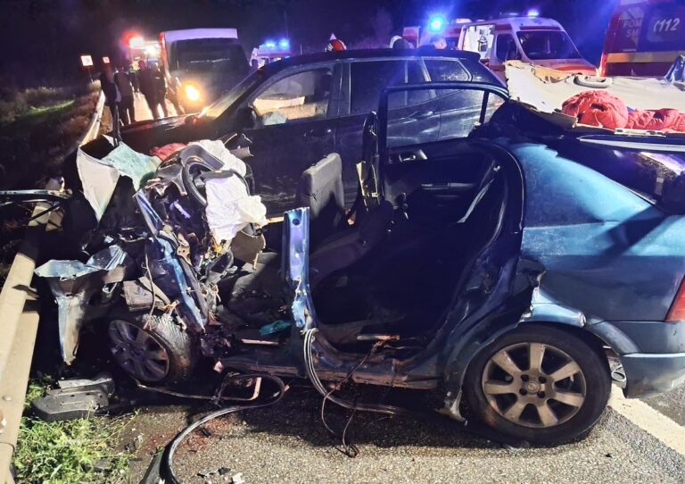 Trei mașini implicate într-un accident devastator! Un bărbat a pierit pe loc, iar alte șase persoane au fost transportate de urgență la spital. Șoferul vinovat a intrat cu autoturismul pe contrasens