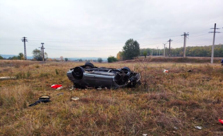 A sfârșit într-un accident cumplit! Un tânăr de 20 de ani a murit pe loc după ce s-a răsturnat cu mașina. Manevrele de resuscitare efectuate au fost în zadar