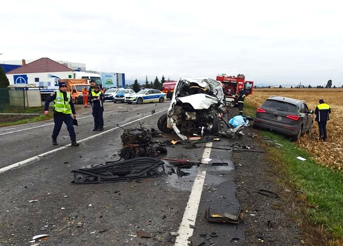 Și-a pierdut viața într-un accident devastator! Rămas încarcerat, bărbatul a fost găsit fără suflare de echipajele medicale. O altă victimă a fost transportată de urgență la spital