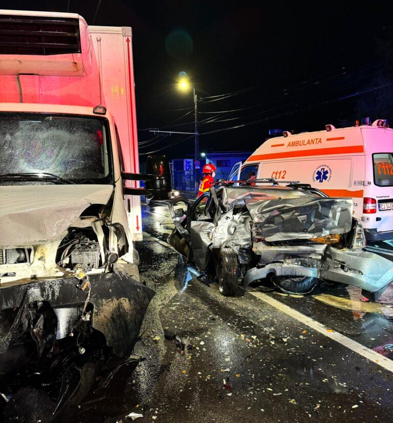 Au scăpat miraculos cu viață dintr-un accident înfiorător! Una dintre victime a rămas încarcerată! Autoturismul a fost distrus în urma impactului cu o autoutilitară