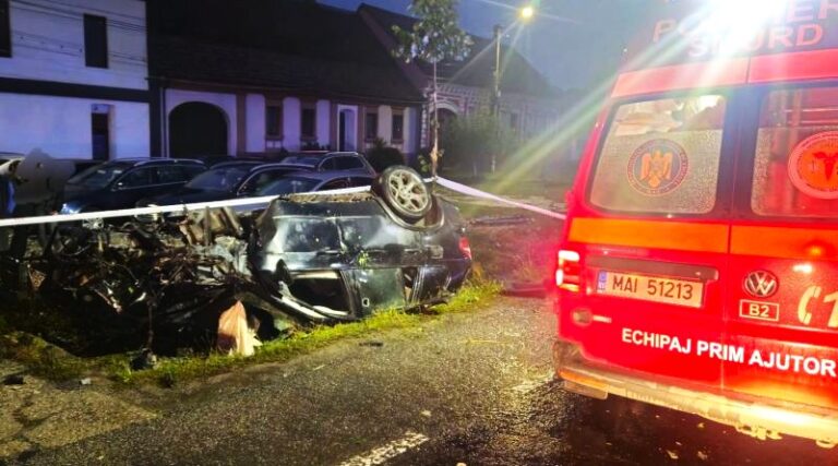 La un pas de tragedie! O mașină condusă de o șoferiță băută a ajuns cu roțile în sus într-un șanț. Trei persoane, printre care un copil, transportate de urgență la spital