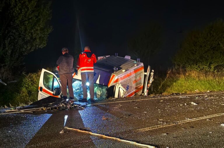 Impact nimicitor între un autoturism și o ambulanță aflată în misiune! O pacientă de 73 de ani a murit pe loc. Alte cinci, persoane, printre care și o copilă, au ajuns de urgență la spital