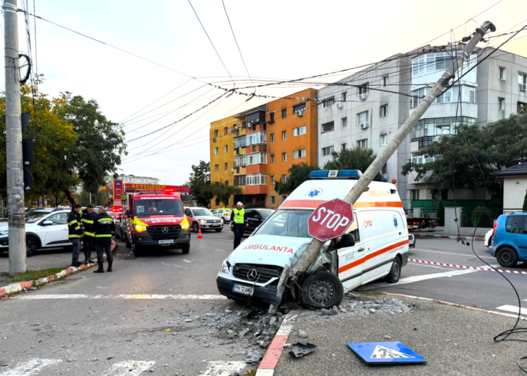 A spulberat stâlpul cu ambulanța! La volan se afla un bărbat de 53 de ani