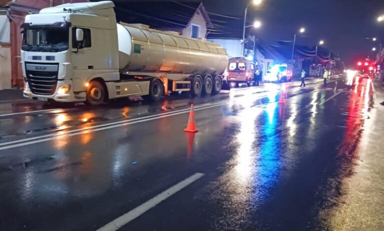 A sfârșit lovit de TIR! Un bărbat de 75 de ani și-a pierdut viața într-un accident îngrozitor. Pietonul își dorea să traverseze drumul