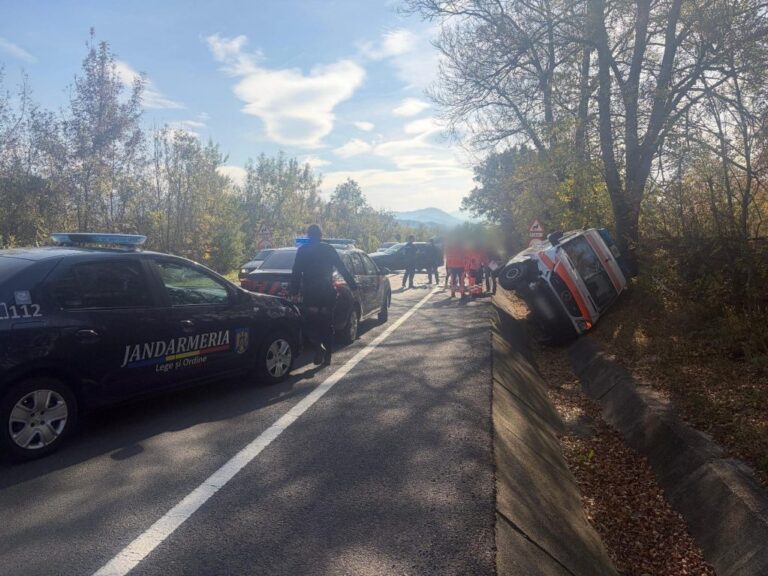 Ambulanță aruncată în șanț în urma unui accident cumplit! Șoferul autosanitarei, care transporta un pacient, a fost rănit