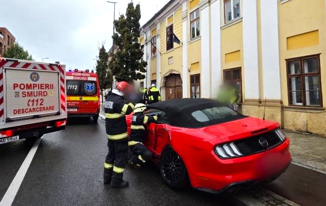 După-amiază de coșmar pentru un copil de 12 ani! A fost lovit de un Mustang pe trotuar. Puștiul a ajuns în stare gravă ala spital