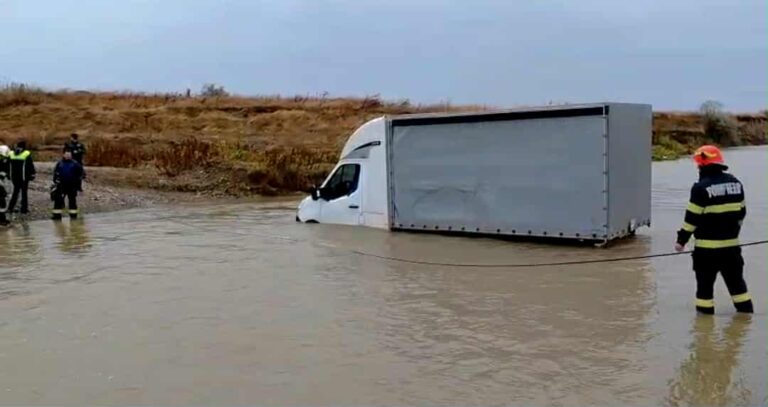 Autoutilitară, blocată în albia râului! Șoferul a ignorat debitul crescut al apei