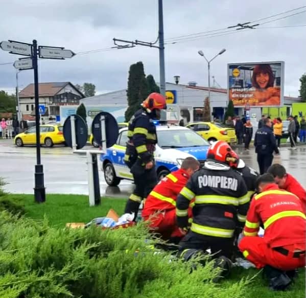 Și-a pierdut viața în mașină! Un bărbat de 75 de ani a făcut infarct la volan, iar autoturismul necontrolat s-a izbit violent de un vehicul al unei școli de șoferi