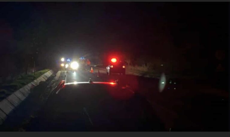 Sfârșit violent pentru o femeie de 67 de ani! A fost spulberată de o mașină în timp ce încerca să treacă strada. Victima a fost proiectată pe rigola betonată de la marginea drumului