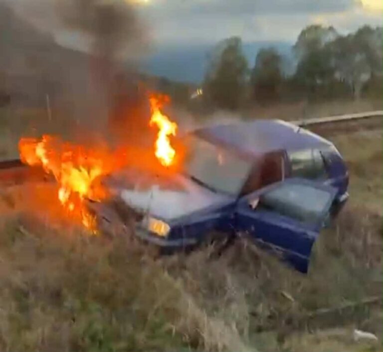 Accident cumplit urmat de incendiu! Un șofer de 72 de ani și-a pierdut viața pe loc după ce a ajuns cu mașina într-un șanț. Victima a fost găsită în stop cardio-respirator