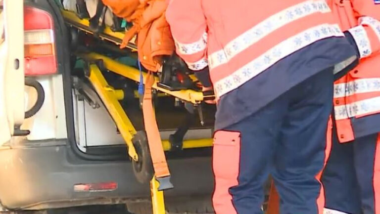 Incident șocant la Spitalul Județean de Urgență Ploiești! Bătrân de 85 de ani, scăpat de pe targă în curtea unității spitalicești. Bărbatul a intrat în comă în urma căzăturii