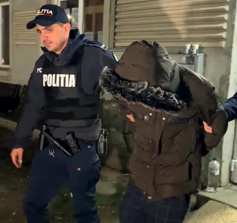 O mamă minoră și bebelușul său, bătuți cu bestialitate de iubitul femeii! Fetița de doar trei luni a ajuns în stare gravă la spital. Agresorul a fost reținut de polițiști