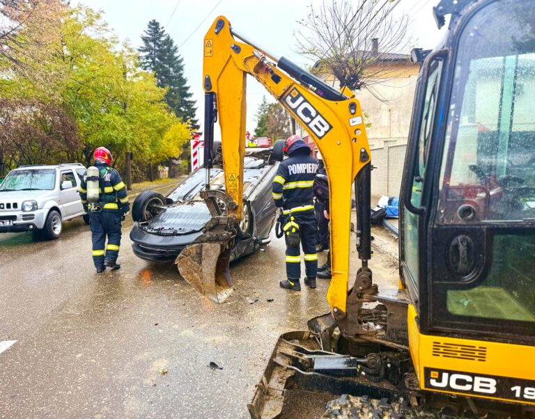 Impact cumplit cu un buldoexcavator parcat! Autoturismul a ajuns cu roțile în sus în urma impactului! Șoferul de 30 de ani a scăpat teafăr