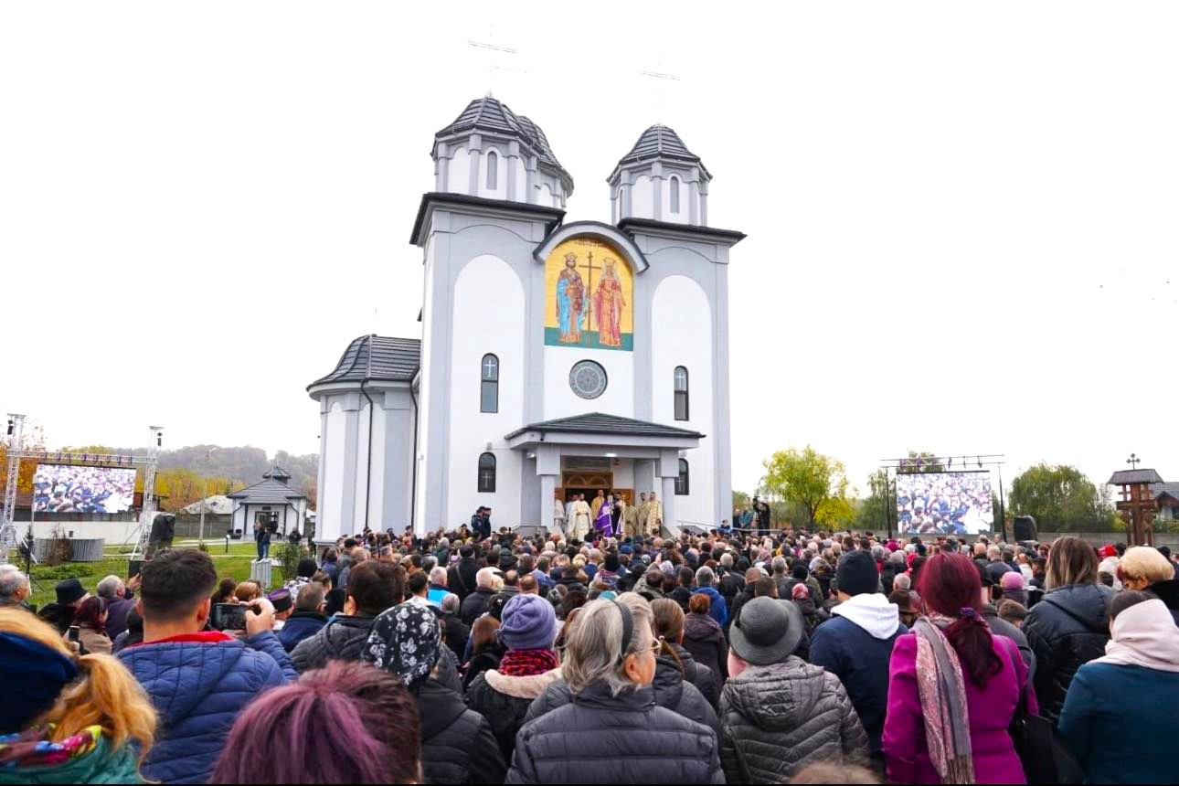 Moment de mare bucurie sufletească la Moreni! A fost sfințită biserica ...