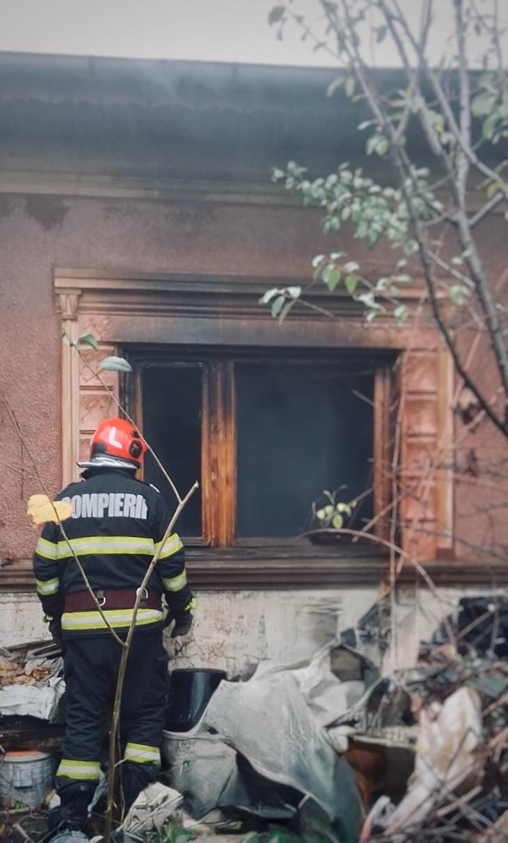Sfârșit cumplit pentru un bărbat de 69 de ani! A fost găsit fără suflare în propria locuință, cuprinsă de flăcări violente