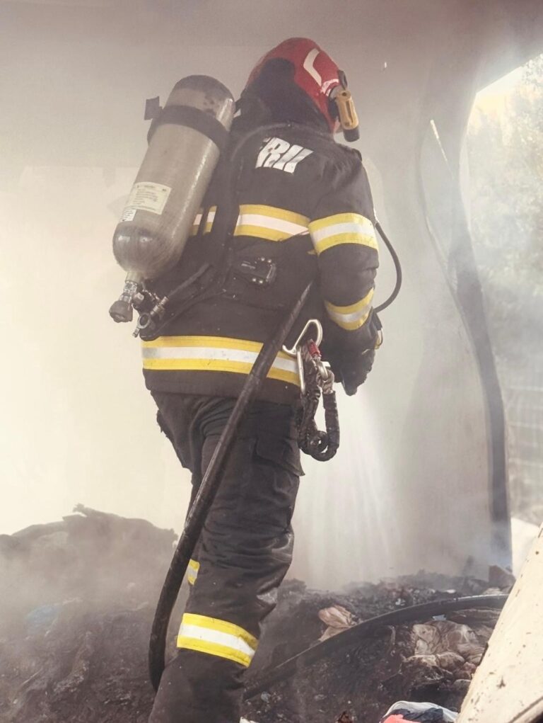 A sfârșit într-un incendiu devastator! O bătrână de 70 de ani a ars de vie în propria casă cuprinsă de flăcări. Soțul femeii a ajuns la spital după ce a suferit numeroase arsuri