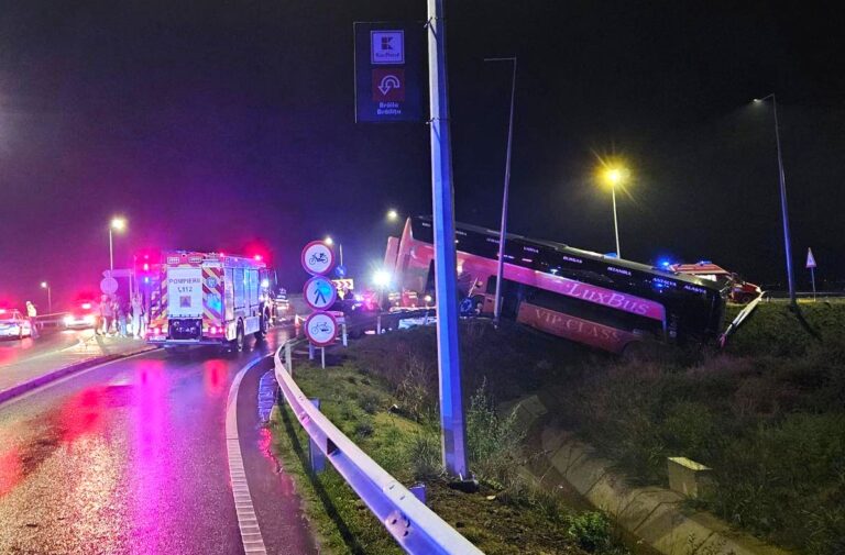 Plan Roșu de Intervenție activat după ce un autobuz cu 24 de pasageri s-a răsturnat! Două dintre persoane, transportate de urgență la spital în urma accidentului cumplit