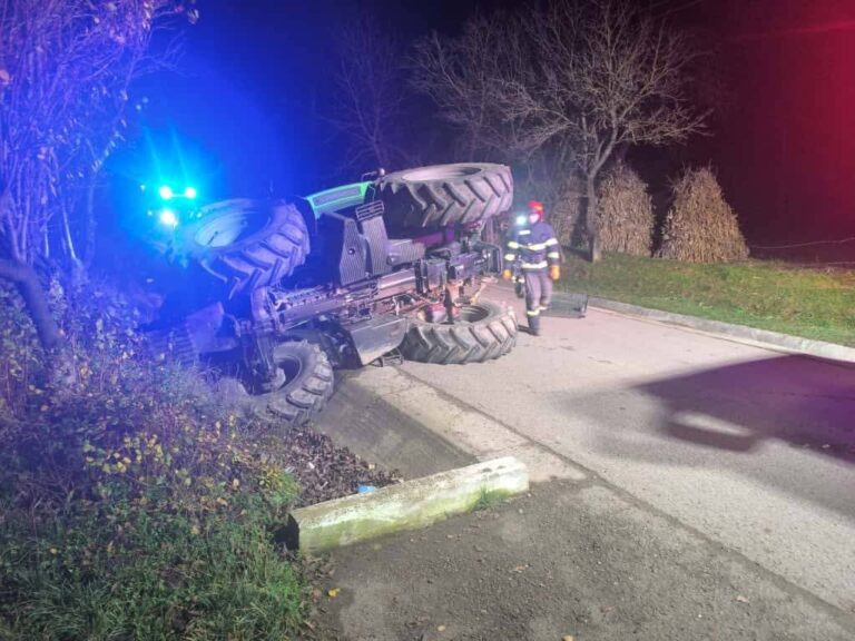 S-au răsturnat cu tractorul într-un șanț! Trei persoane s-au aflat la un pas de a-și pierde viața