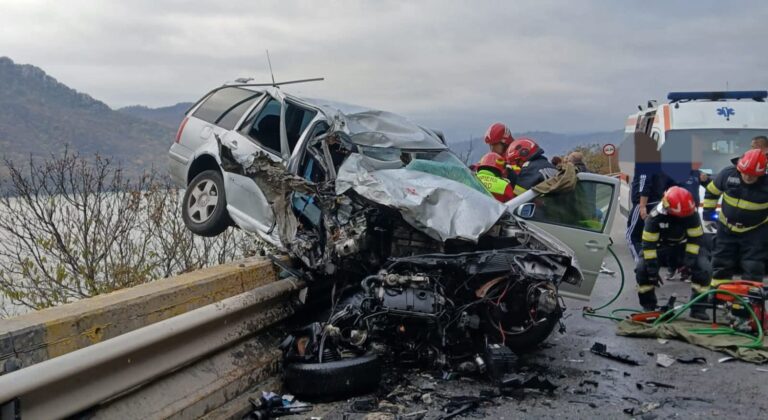 Impact devastator între un autoturism și un TIR! Momente teribile pentru o șoferiță și copiii săi! Femeia a fost găsită încarcerată