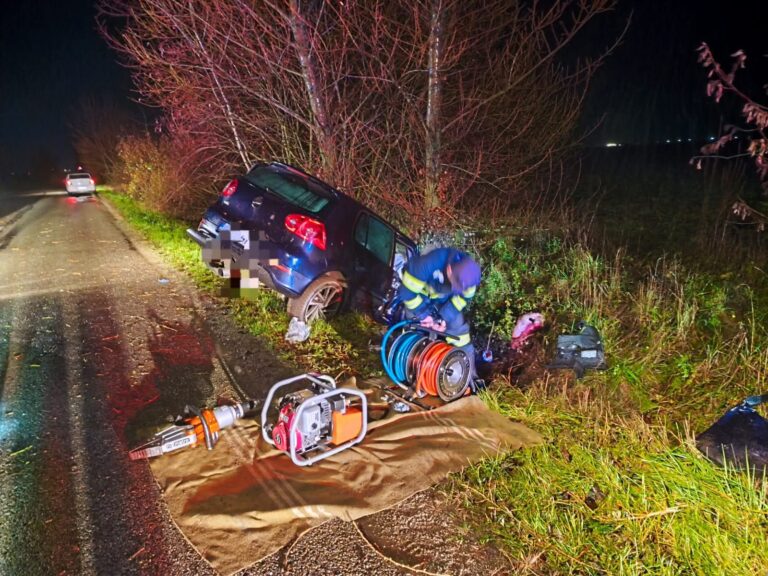 La un pas de tragedie după ce s-a urcat la volan fără permis, beat și drogat! O tânără de 21 de ani, găsită încarcerată în mașina răsturnată în șanț