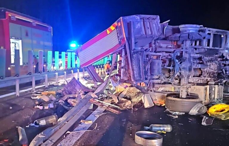 Mașină de pompieri, aflată în misiune, implicată într-un accident cumplit! 5 salvatori, transportați la spital după ce mașina în care se aflau s-a răsturnat