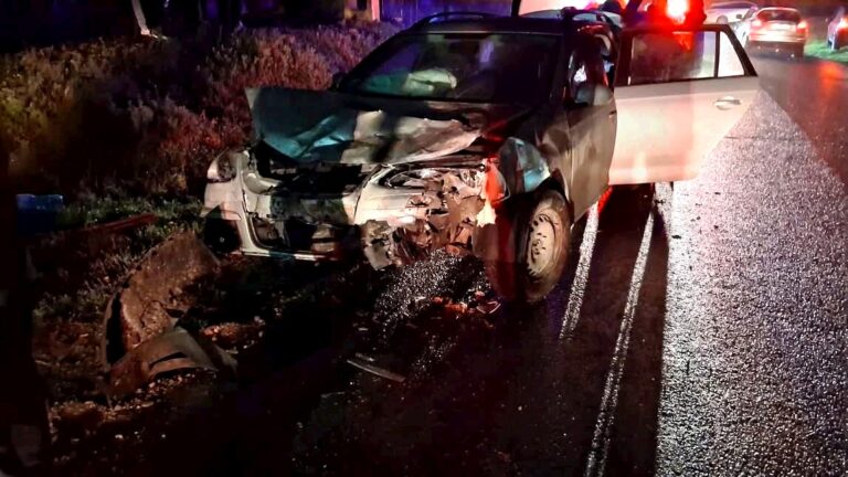 La un pas de nenorocire! Doi adulți și în minor, transportați de urgență la spital după impactul devastator dintre două mașini