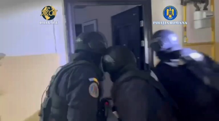 Percheziții de amploare în Dâmbovița, într-un dosar de proxenetism și spălare de bani! Mascații au săltat mai mulți membrii ai unei grupării infracționale. Peste 20 de tinere trimise la prostituție în Marea Britanie