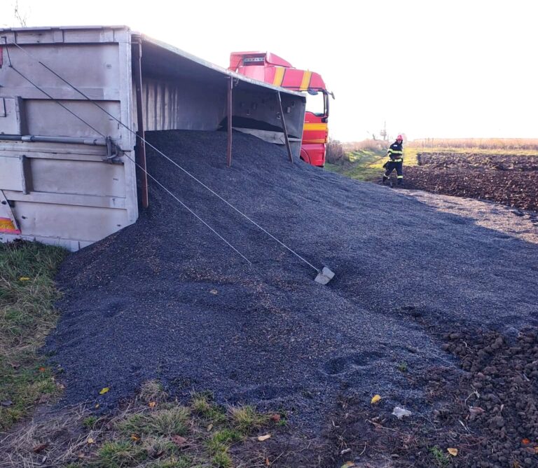 Momente dramatice pentru un șofer de TIR! Camionul pe care îl conducea, încărcat cu 25 de tone de semințe de floarea-soarelui, s-a răsturnat