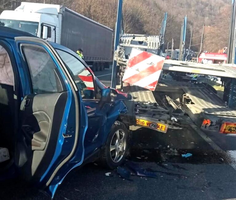 Nenorocire în urma impactului dintre un autoturism și un TIR! O bătrână a murit pe loc, iar o altă femeie a fost transportată la spital cu elicopterul SMURD