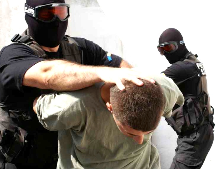 Luat pe sus de mascați după ce a spart o casă și a furat mai multe bunuri! Un adolescent din Dâmbovița a fost arestat preventiv