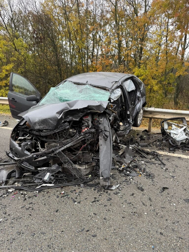 Doi șoferi și-au pierdut viața într-un accident devastator! O altă persoană a fost găsită încarcerată, în urma impactului dintre două autoturisme. Un tânăr de 20 de ani a pătruns pe contrasens