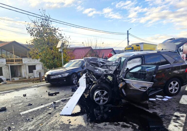 Și-a pierdut viața pe loc într-un accident înfiorător! Destin crunt pentru un șofer de 76 de ani! Două autocamioane și un autoturism, implicate în coliziunea devastatoare
