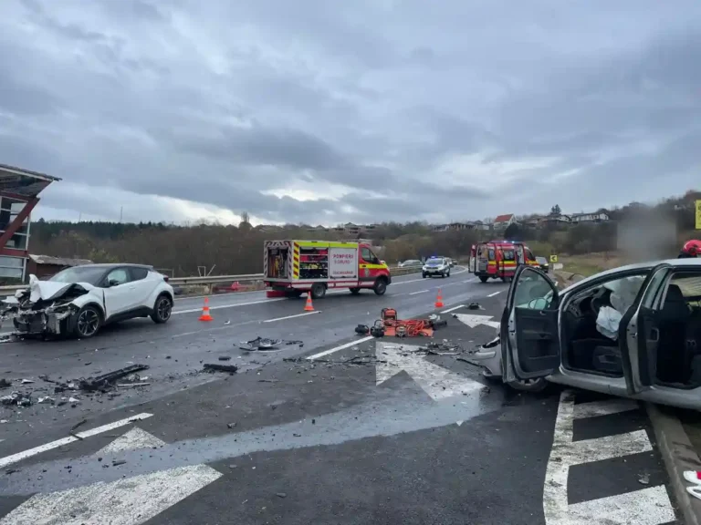 Tragedie pe o șosea din Cluj-Napoca, după ce un șofer a pătruns cu mașina pe contrasens! Un bărbat a pierit pe loc, iar alte trei persoane au fost transportate de urgență la spital