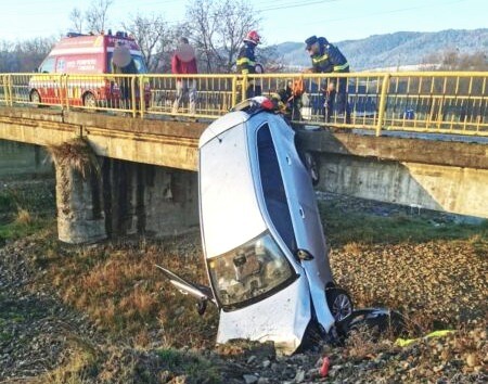 A plonjat cu mașina în albia unui râu! Momente teribile pentru un tânăr de 19 ani