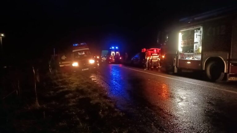 Momente de coșmar pentru doi pacienți care se îndreptau spre centrul de dializă! Ambulanța privată în care se aflau a fost implicată într-un accident violent