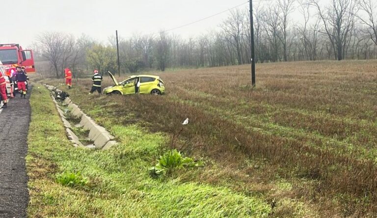 O femeie de 76 de ani și-a pierdut viața într-un accident cumplit! Mașina în care se afla s-a răsturnat în afara părții carosabile
