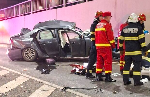 Impact devastator cu o mașină de gunoi! Un șofer de 21 de ani și-a pierdut viața pe loc, iar un pasager a fost transportat de urgență la spital