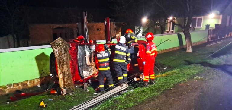 Accident cu două victime încarcerate! O femeie a murit după ce mașina în care se afla s-a răsturnat