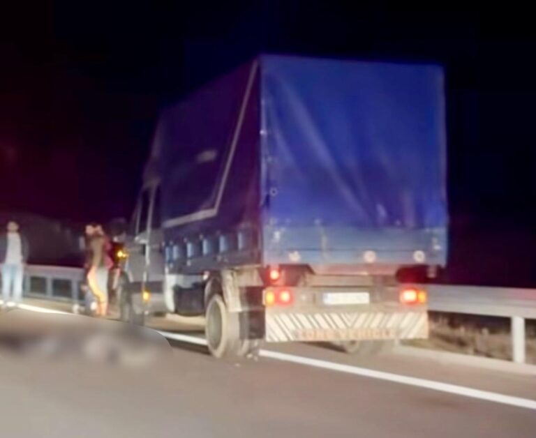 Destin crunt pentru un bărbat de 40 de ani! A sfârșit spulberat de un autoturism în timp ce-și verifica autoutilitara care întâmpina probleme tehnice