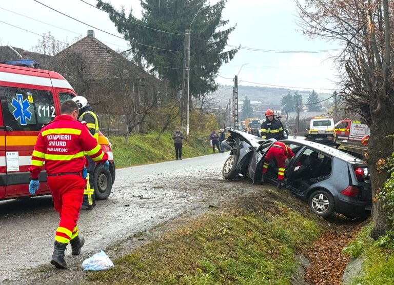 Au scăpat cu viață miraculos dintr-un accident cumplit! Mașina în care se aflau s-a izbit de un cap de pod! O adolescentă de 17 ani a rămas încarcerată