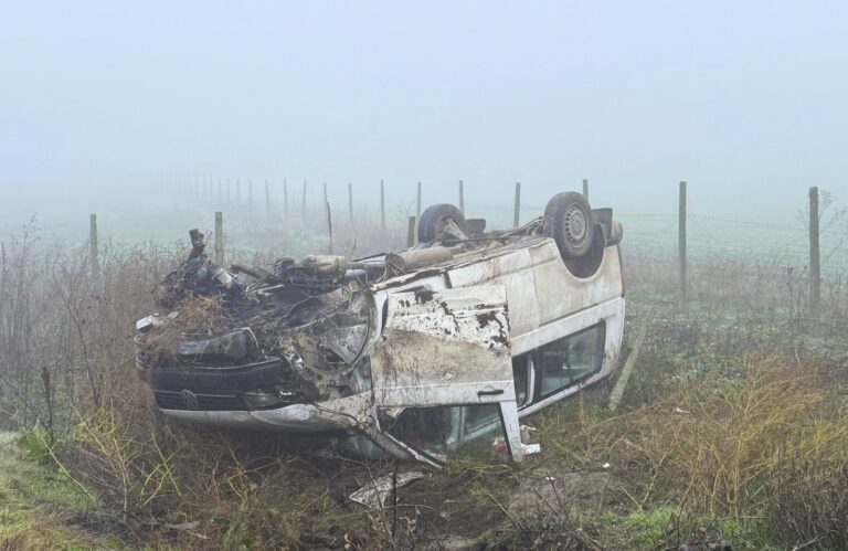 Clipe de coșmar pe șosea! Un microbuz cu pasageri s-a răsturnat în afara părții carosabile. Cinci dintre victime, transportate de urgență la spital