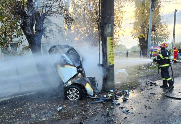 Sfârșit cumplit pentru un șofer de 65 de ani! Bărbatul a murit după ce s-a izbit cu mașina de un stâlp, iar apoi autoturismul a fost cuprins de flăcări
