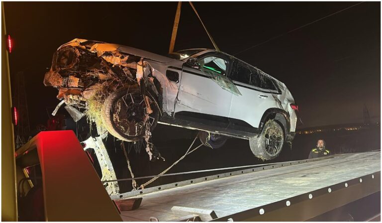 BMW de 150.000 de euro, distrus într-un accident îngrozitor, la puțin timp după ce a fost cumpărat. Șoferul a scăpat cu viață după ce mașina s-a izbit de un parapet, iar apoi s-a răsturnat